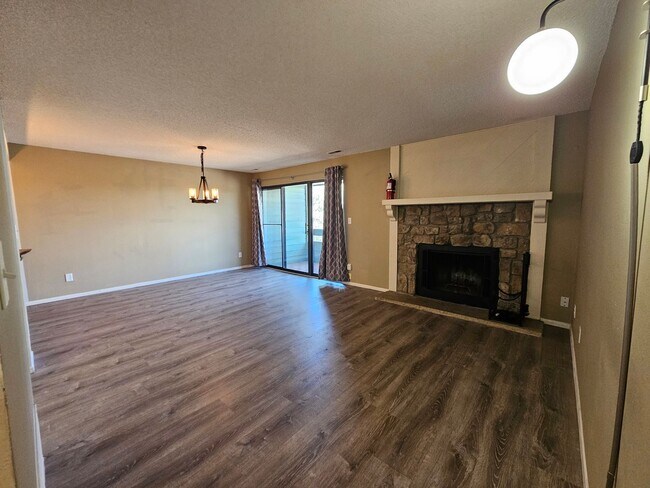 Foto del edificio - Charming 2-Bedroom Condo in Rockrimmon – C...