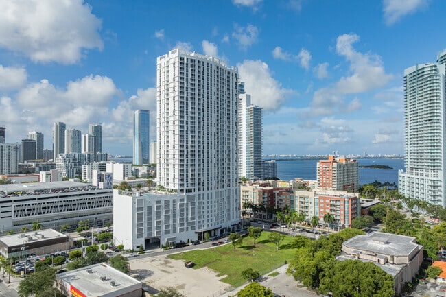 Building Photo - 2000 Biscayne