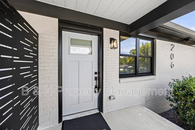 Building Photo - 206 Boatman St