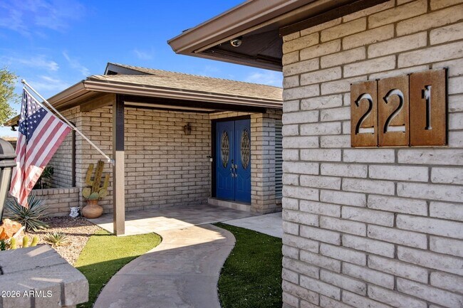 Building Photo - 221 W Sweetwater Ave