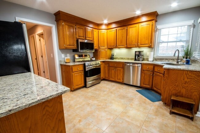 Building Photo - Exceptional Home W/ Pool!