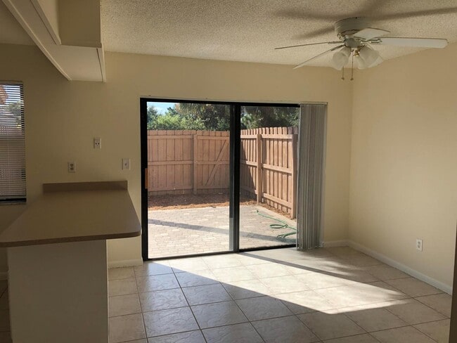 Building Photo - 803 Sandtree Dr