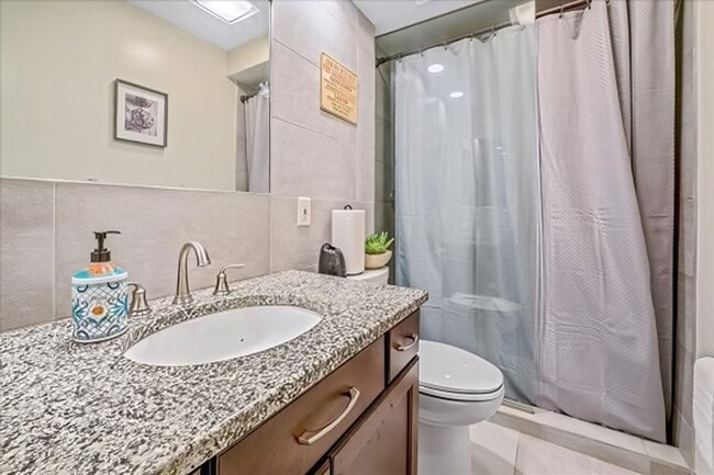 Building Photo - Immaculate 3 bedroom 3 Bathroom