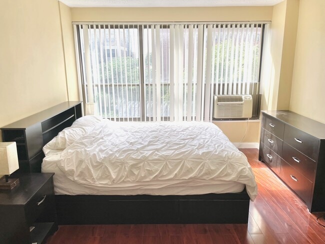 Building Photo - 2930 N Sheridan Rd