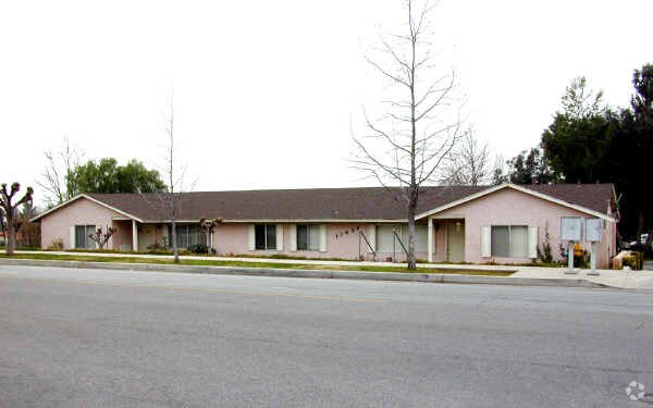 Building Photo - Holmes Apartments