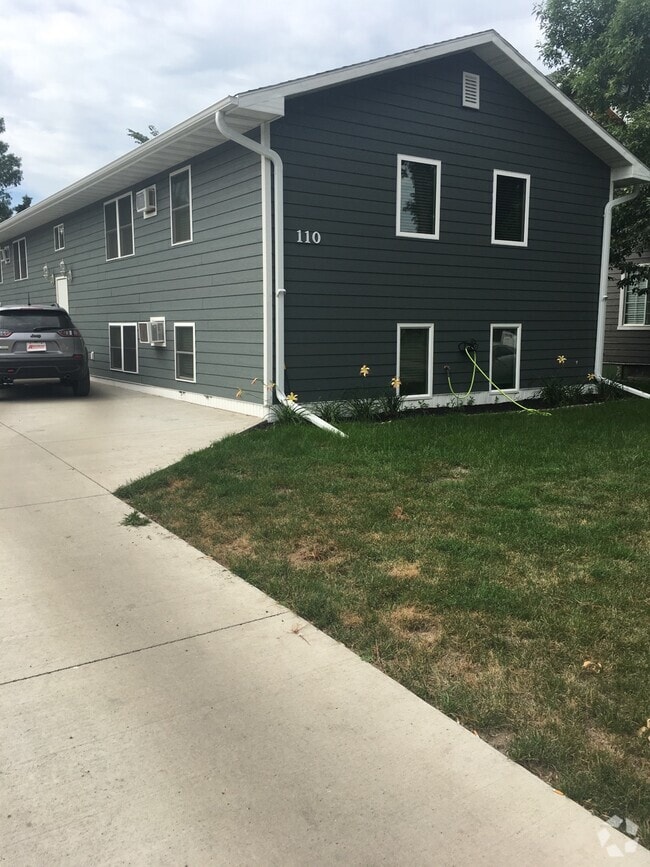 Newer 2BR w/wood flooring, W/D on site - 110 9th Ave SE