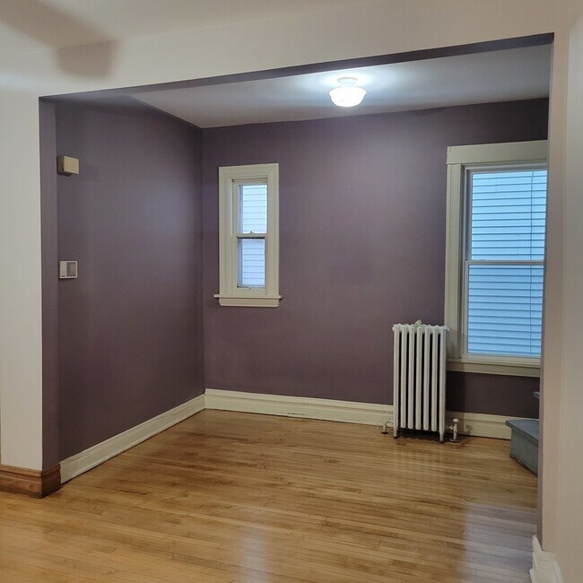 Entrada de las escaleras - 2053 N Lorel Ave