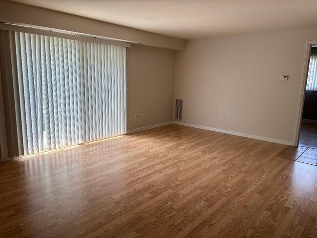 Building Photo - 5846 W 77th St