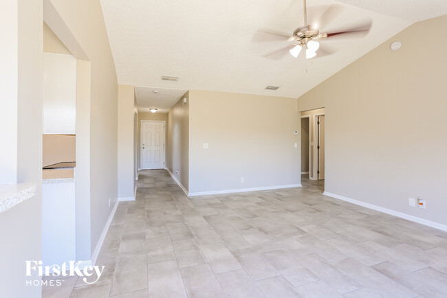Building Photo - 323 Hickory Hollow Dr N