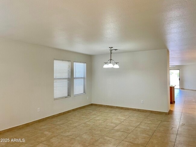 Building Photo - 1002 E Arabian Dr