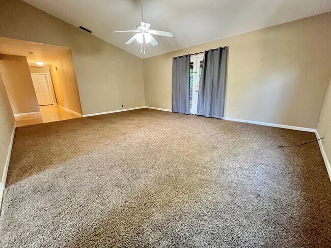Building Photo - Beautiful 3 bedroom home in great location!