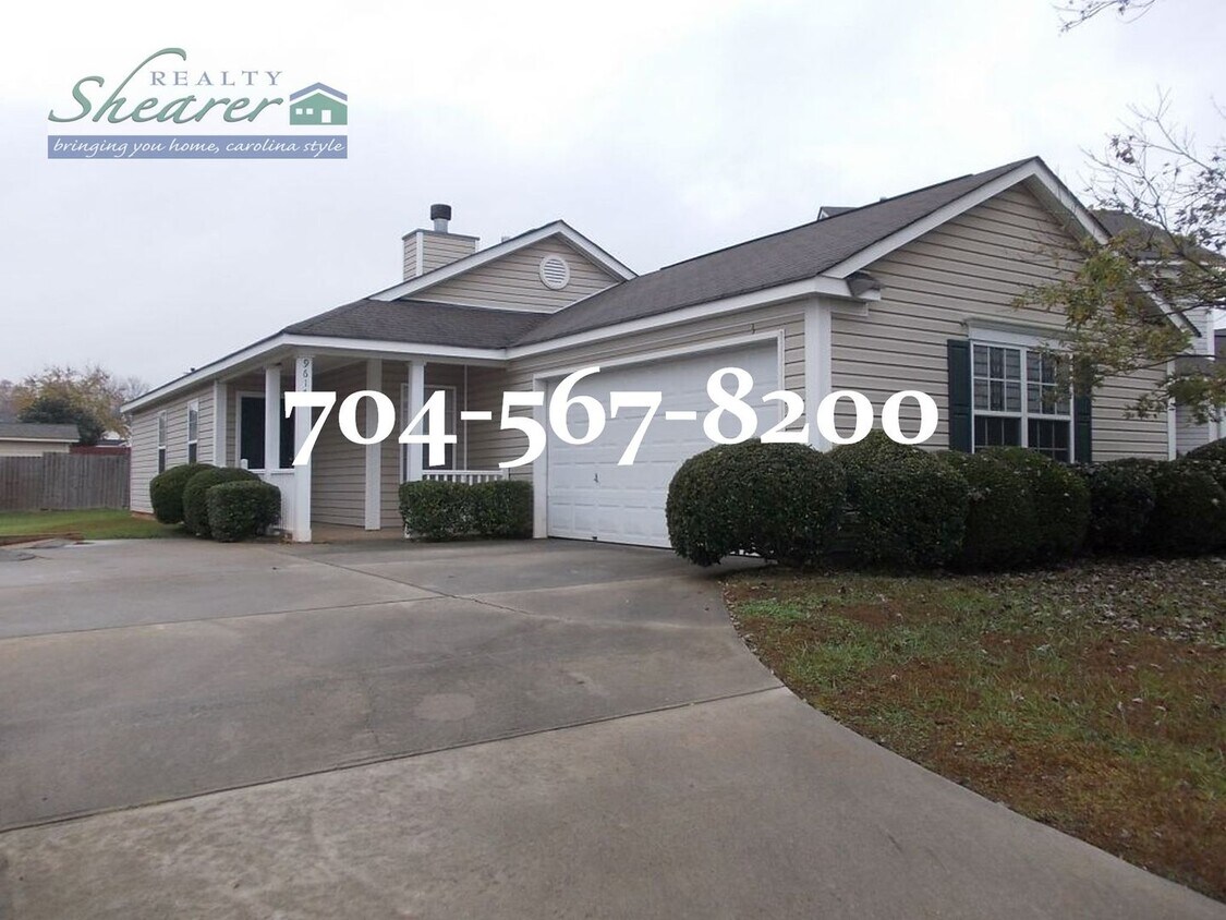 Primary Photo - 3 Bed, 2 Bath Ranch in East Charlotte near...