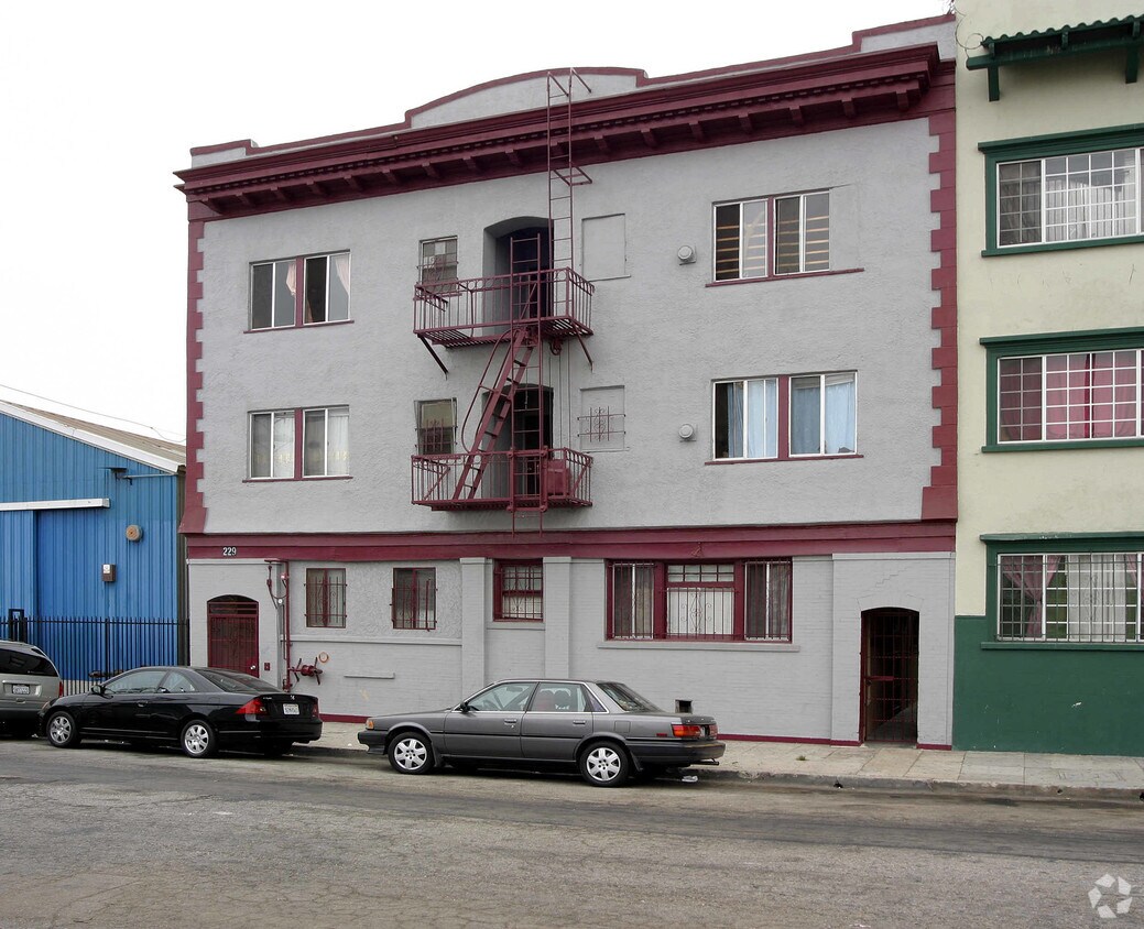 Foto del edificio - 229 W 25th St