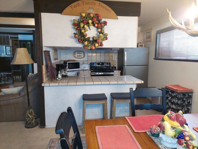 Foto del edificio - Large furnished 4 bedroom home with 2 car ...