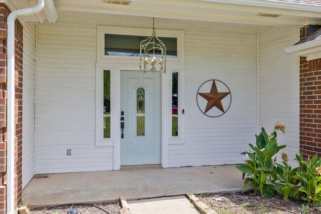 Foto del edificio - Updated Home with Pool & Shop on 1 acre lot