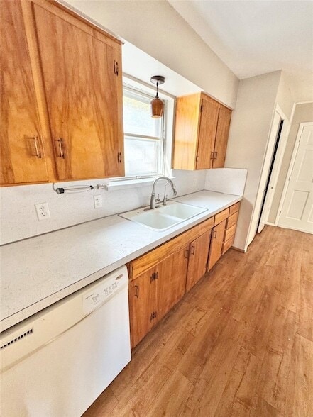 Building Photo - 2261 Springhill Dr