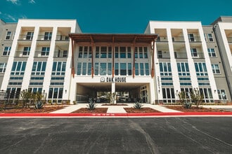 Building Photo - Oak House