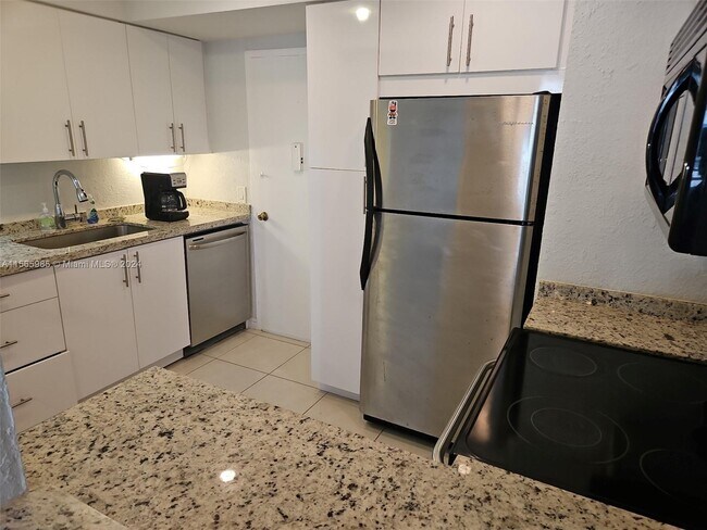 Building Photo - 3505 S Ocean Dr