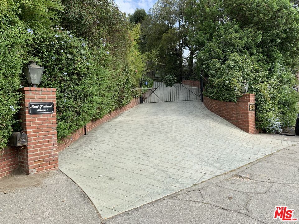 Foto principal - 8050 Mulholland Dr