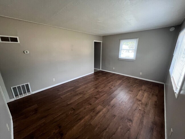 Building Photo - 3 Bedroom House
