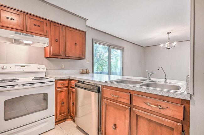 Building Photo - 252 Wildwood Dr