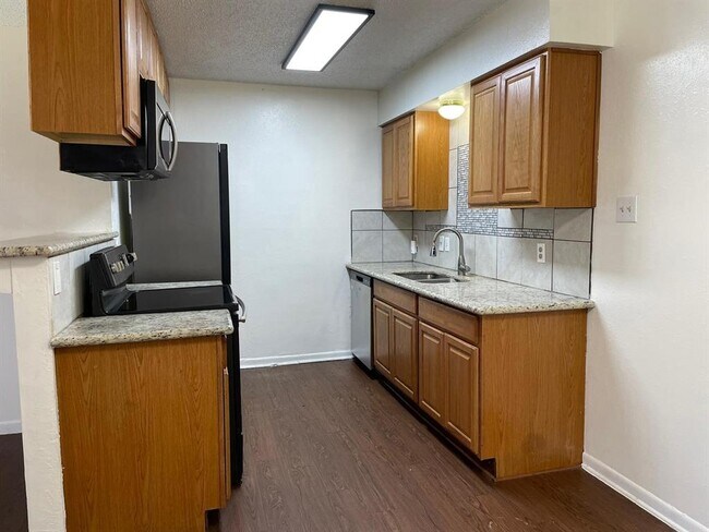 Building Photo - 1300 Glenda Dr