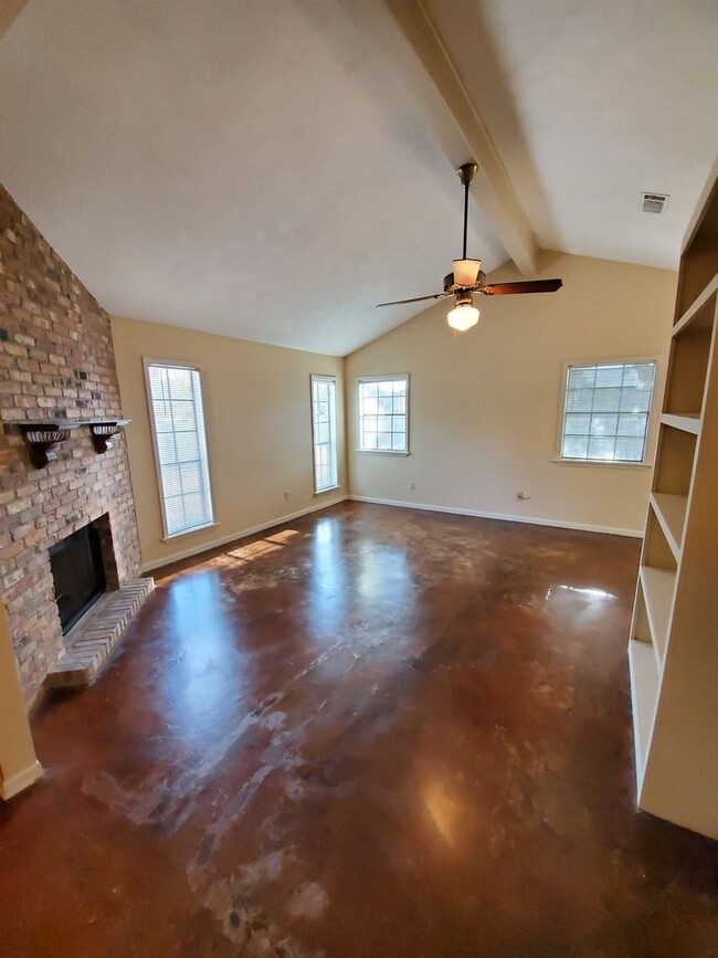 Building Photo - College Station - 2 bedroom /2 bath condo ...