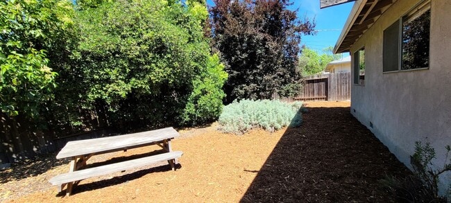 Building Photo - 2 Bed duplex in the heart of Davis
