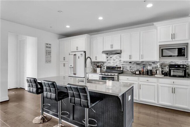 Foto del edificio - Refined Comfort Meets Modern Living — High...
