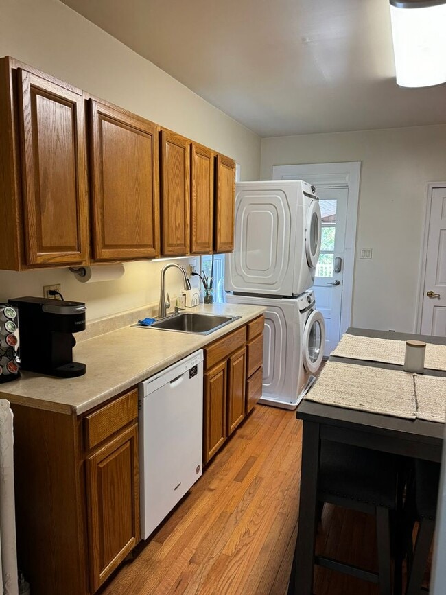 Building Photo - 412 E 4th St