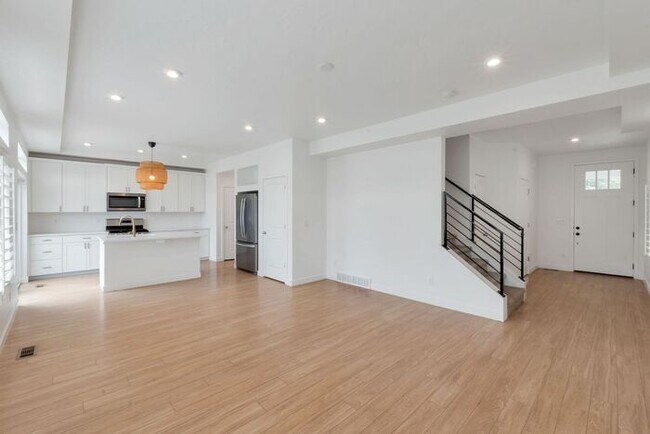 Building Photo - Like New Chic, Modern Spotless w 2 car attached