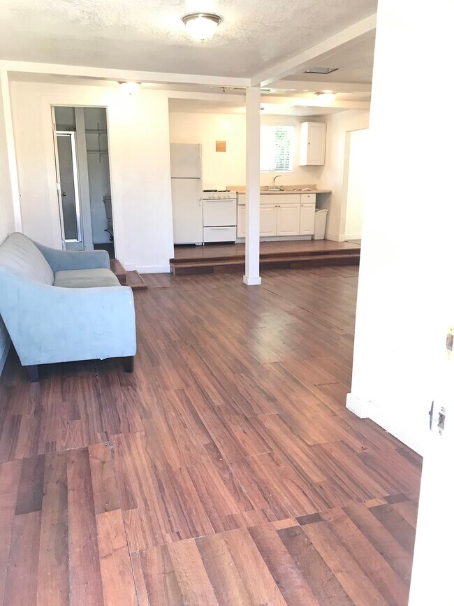 Studio layout - 5470 S Victoria Ave