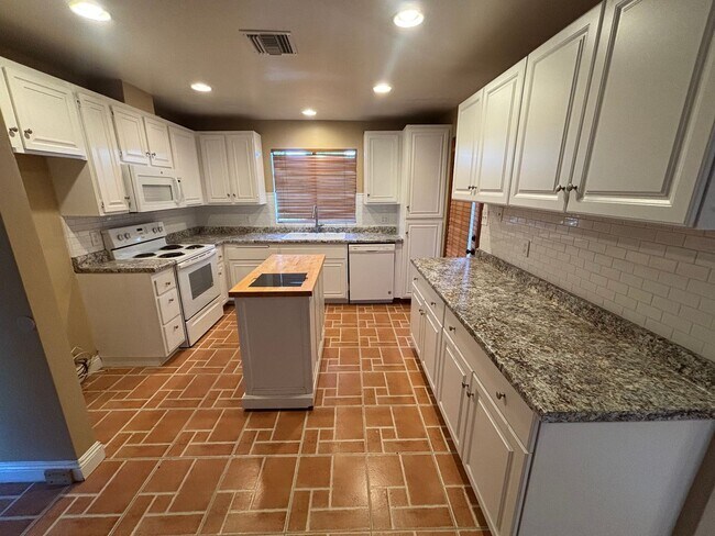 Foto del edificio - Single-Story Horse Property on 2 Acres in Canyon Country!