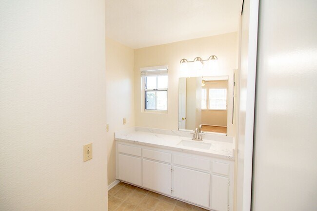 Foto del edificio - 932 Oak Glen Ln