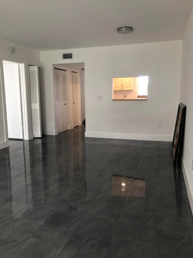 Building Photo - 6850 Royal Palm Blvd