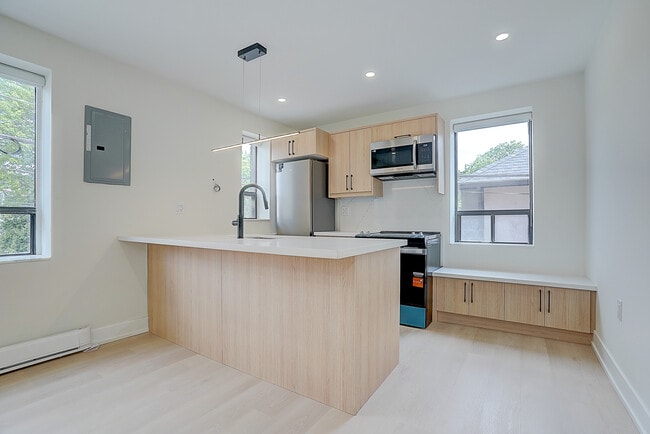 Building Photo - 240 Durie St