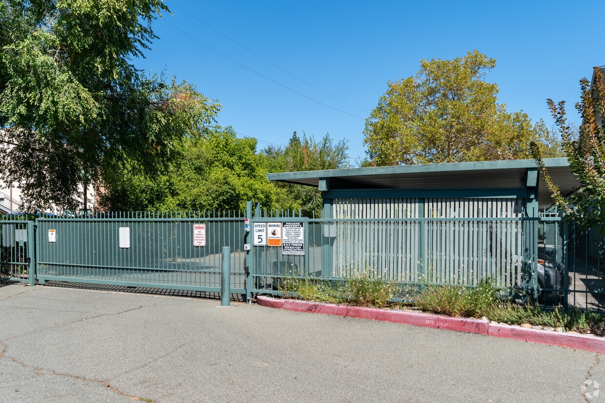 Building Photo - 1036 Oak Grove Rd