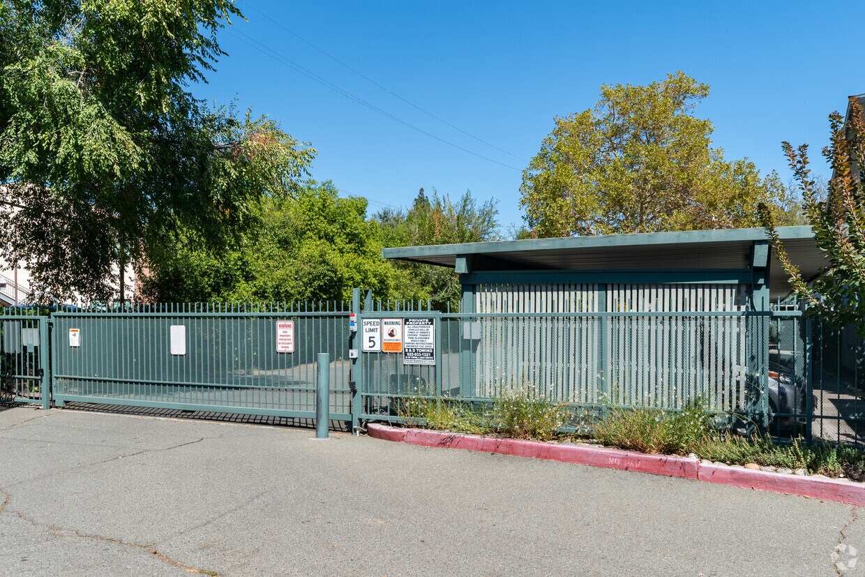 Foto del edificio - 1036 Oak Grove Rd