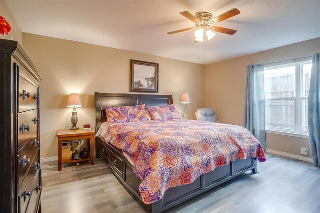 Foto del edificio - 3200 Woodlark Dr