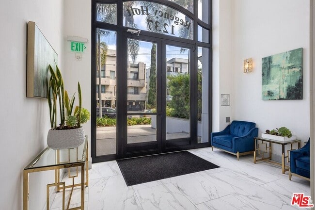 Building Photo - 320 N La Brea Ave