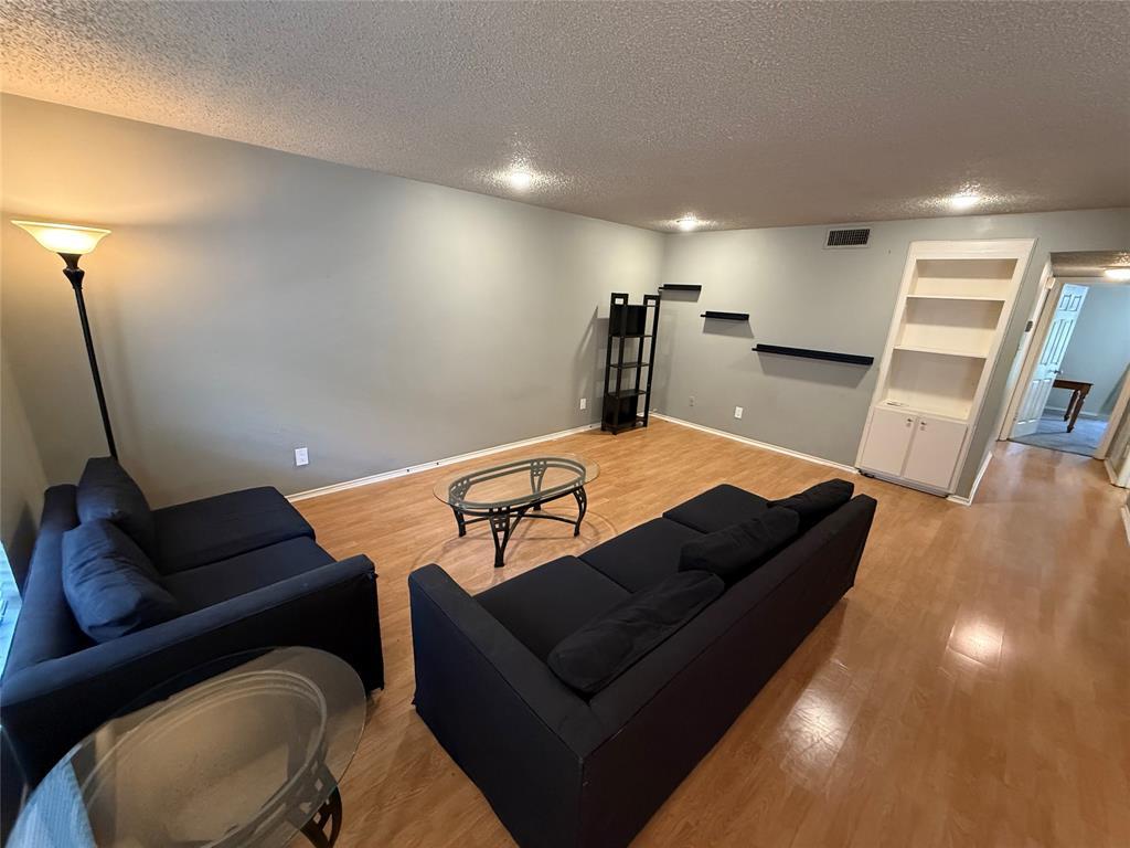 Foto principal - 2401 Leon St