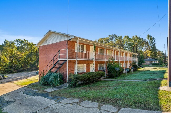 Building Photo - Remodeled 2 Bedroom Apartment