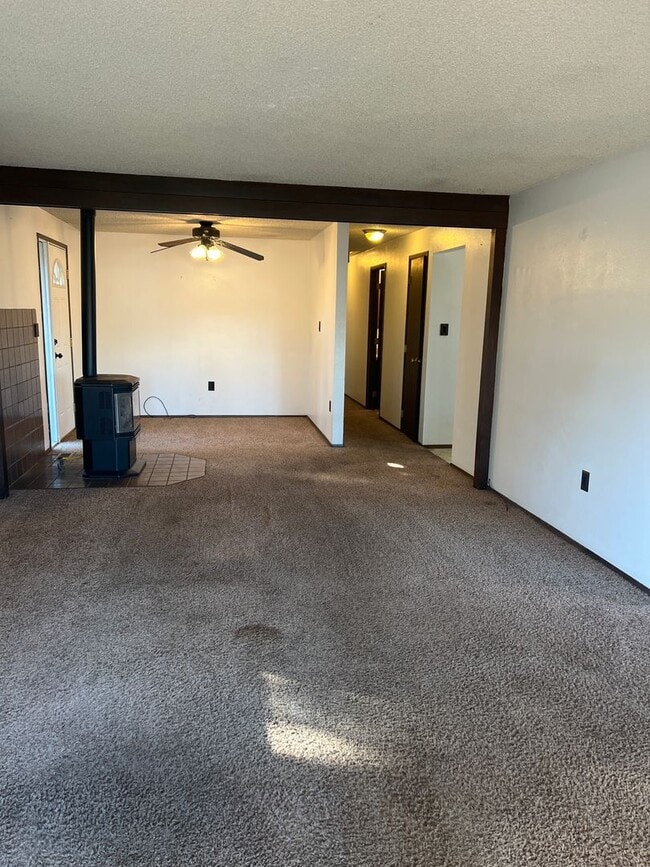 Building Photo - Near Chestnut Ave 3 br 1.5 ba all on one l...