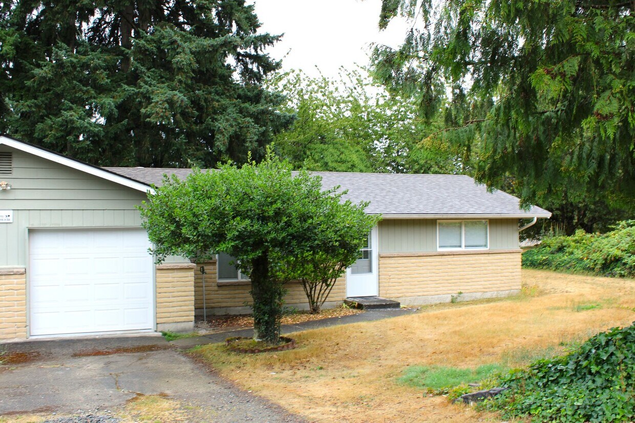 Foto principal - Updated 2 Bedroom Duplex with Garage and P...