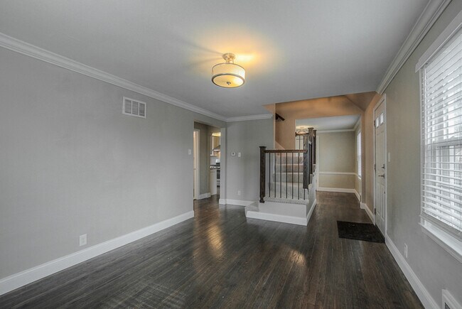Building Photo - 3 bed 1 bath house with large fenced in ya...