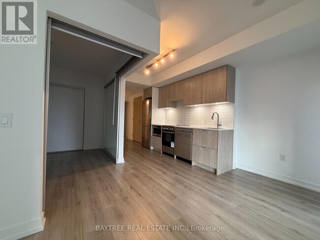 Photo du bâtiment - 395 Bloor St E