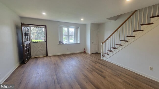 Building Photo - 2129 Longshore Ave