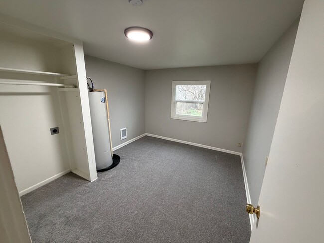 Building Photo - Newly Remodeled 1-Bed with Bonus Room