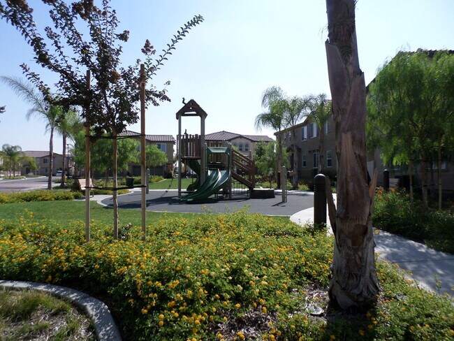 Building Photo - Beautiful 2 bedroom 2 bath town home @ Ava...