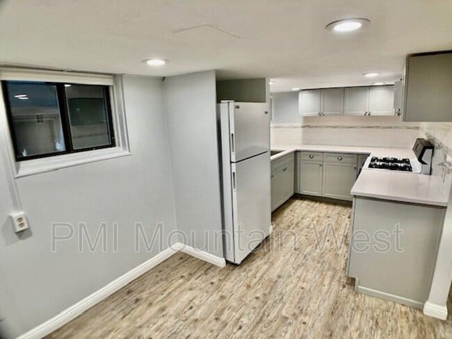 Building Photo - 555 E 3rd Ave